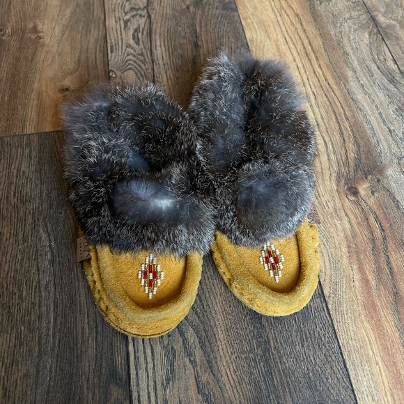 Women’s size 5 Laurentian Chief moccasins - Picture 1 of 5